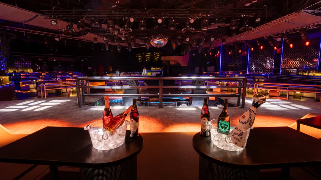 Reservado Backstage de LAB The Club: mesas con cubiteras y vista directa a la pista