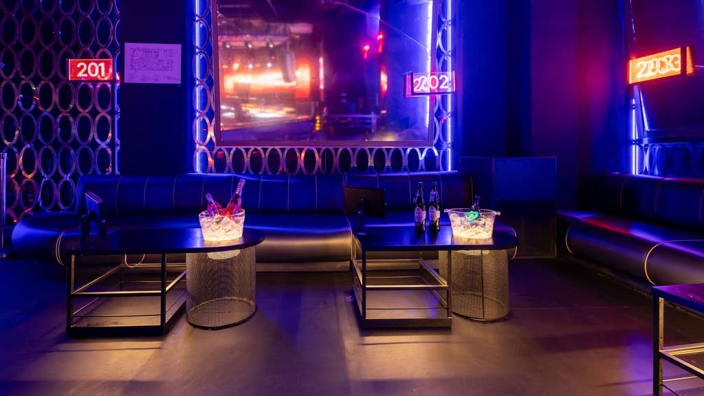 Reservados de El Puente en LAB The Club: sofá corrido, mesas y cubiteras iluminadas