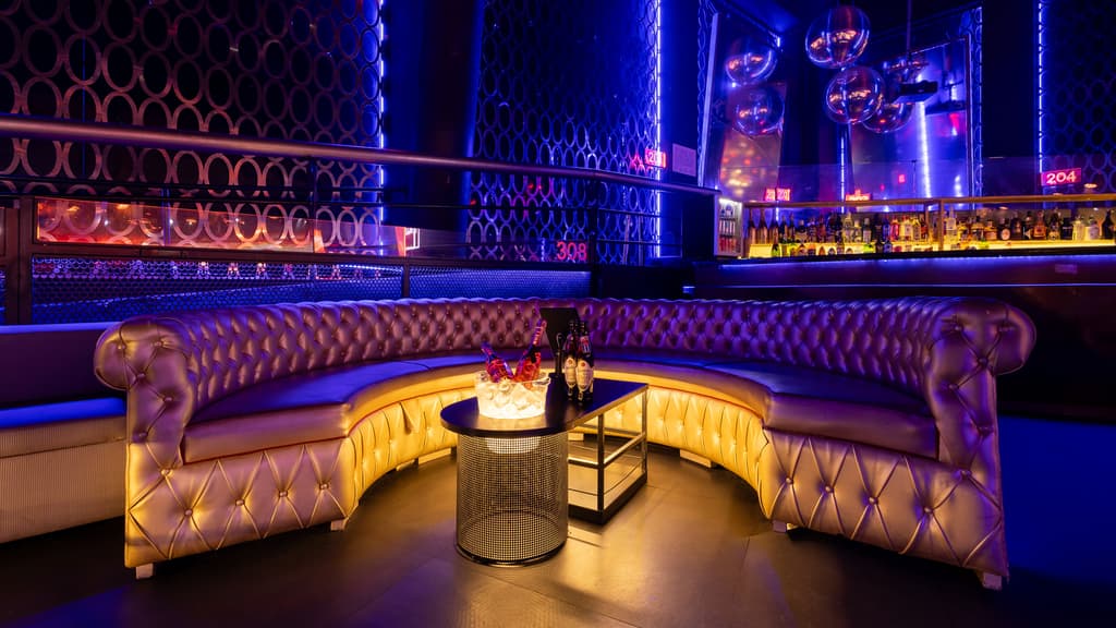 Reservado de gran ocupación en LAB The Club con sofá capitoné dorado en semicírculo