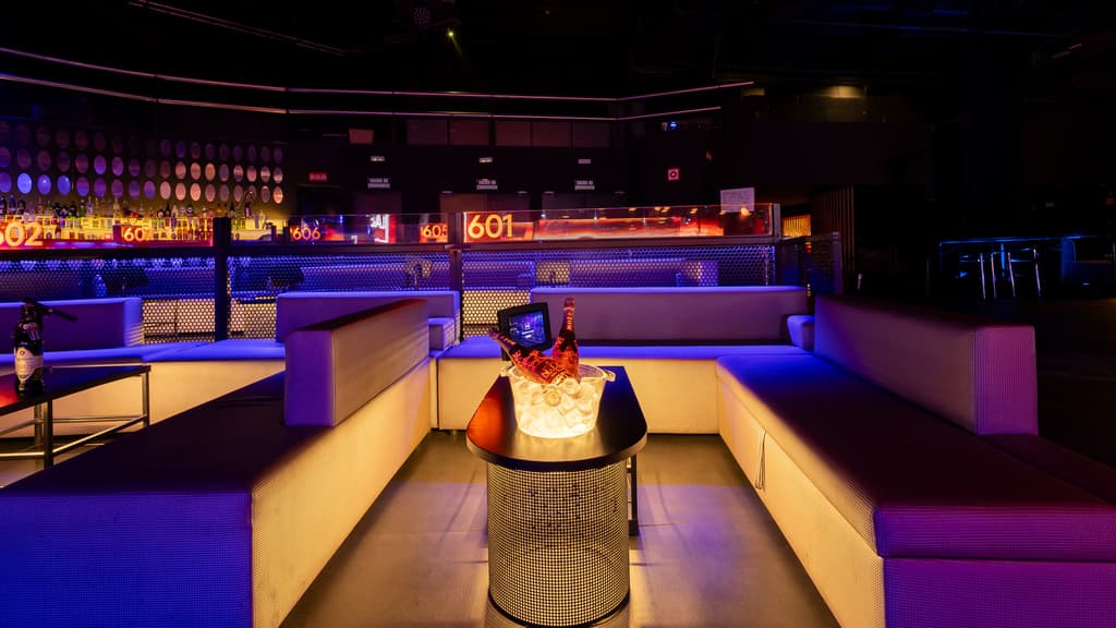 Reservado Standard 6 de LAB The Club con sofá en L y mesa central